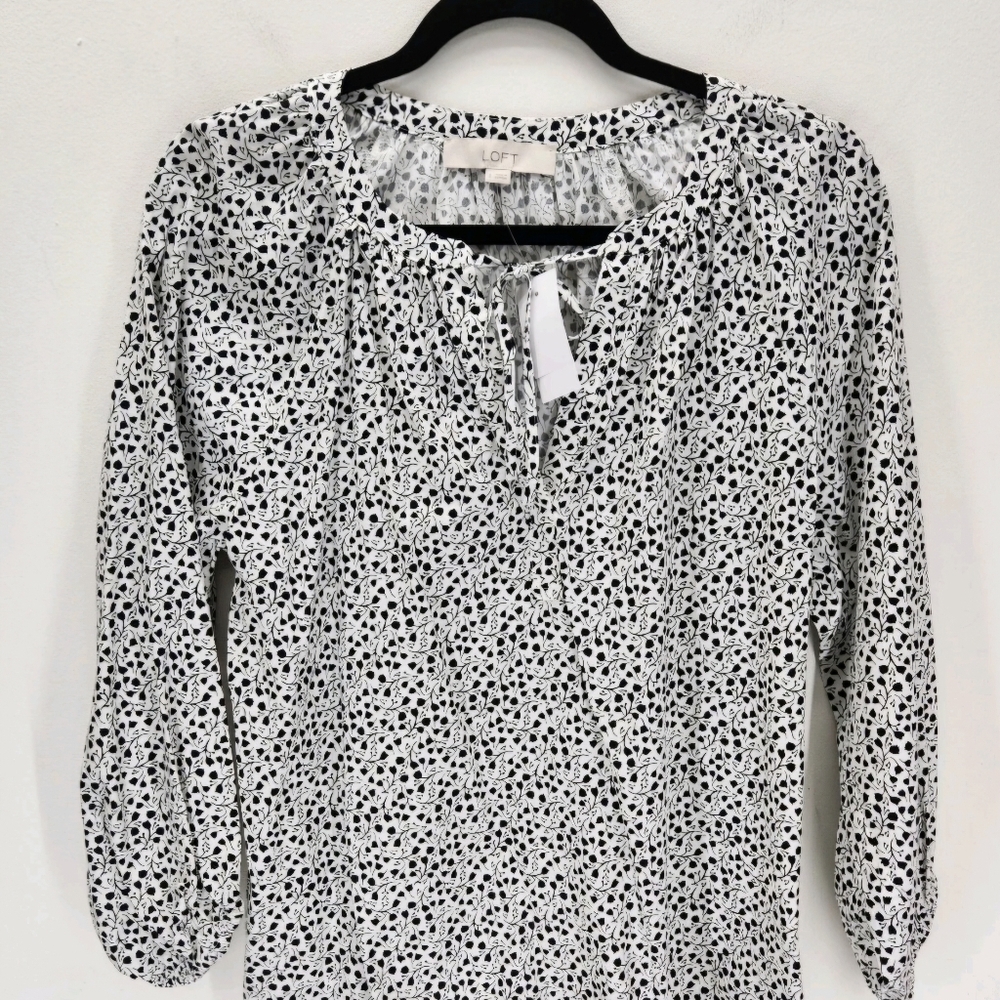 LOFT Women's White And Black Patterned Blouse Size XS